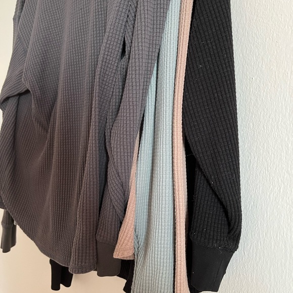 4 black waffle long sleeved, 1 blue, 1 grey, 1 beige\pink - Picture 2 of 2